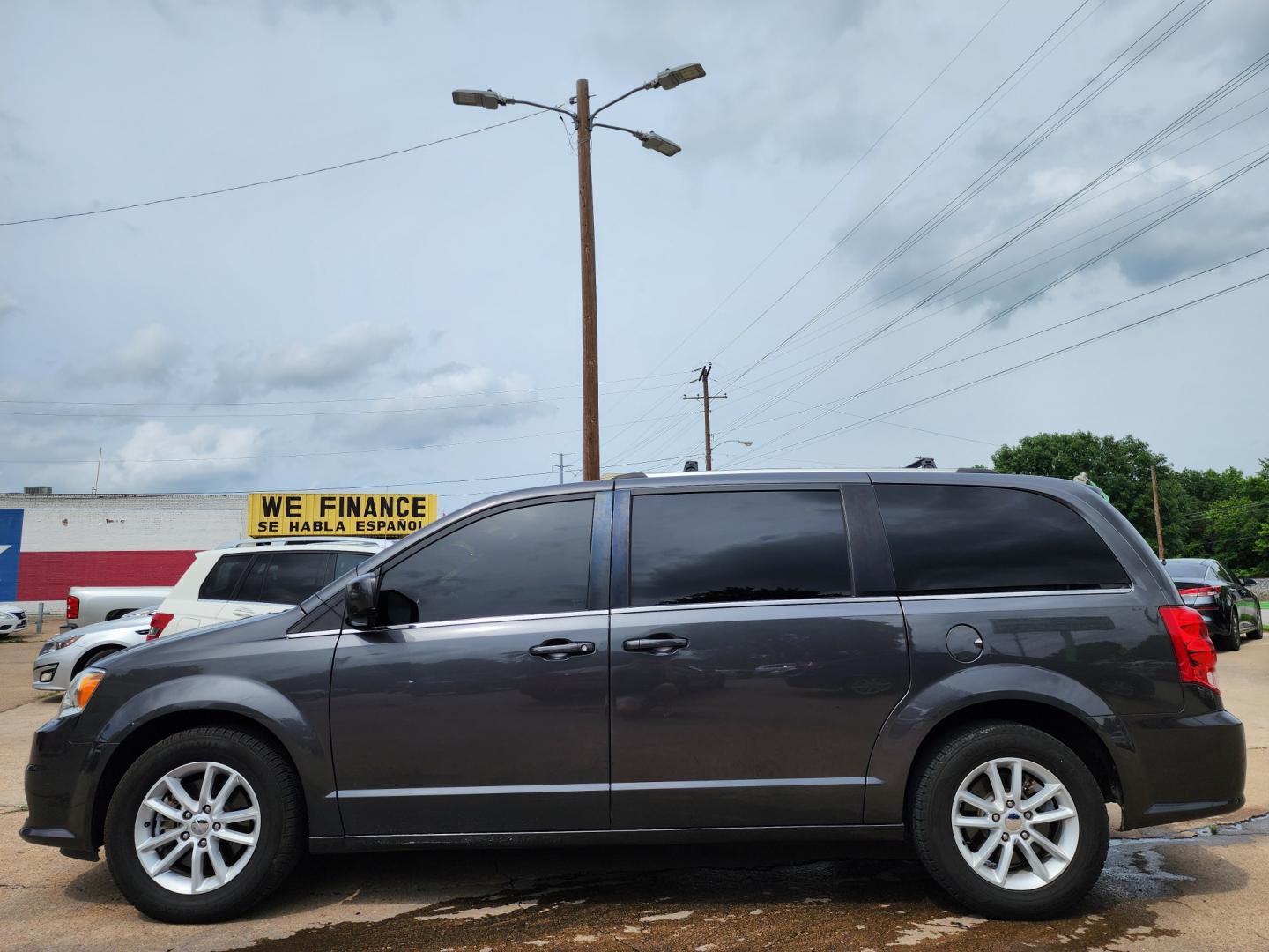 2018 GRAY Dodge Grand Caravan SXT (2C4RDGCG2JR) , AUTO transmission, located at 2660 S.Garland Avenue, Garland, TX, 75041, (469) 298-3118, 32.885387, -96.656776 - Welcome to DallasAutos4Less, one of the Premier BUY HERE PAY HERE Dealers in the North Dallas Area. We specialize in financing to people with NO CREDIT or BAD CREDIT. We need proof of income, proof of residence, and a ID. Come buy your new car from us today!! This is a SUPER CLEAN 2018 DODGE GRAN - Photo#6